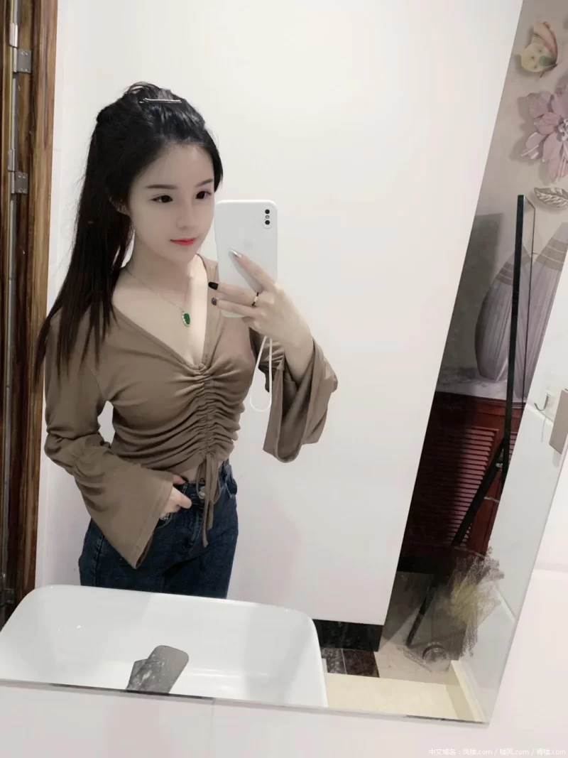 年轻的兼职小妹